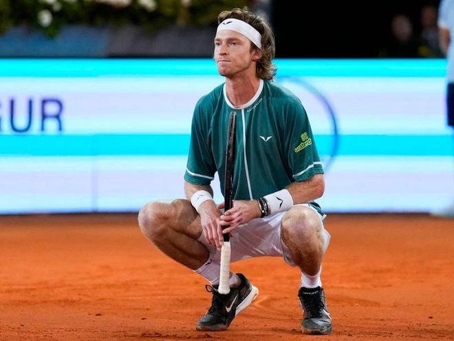 足球中找到 足球中找到